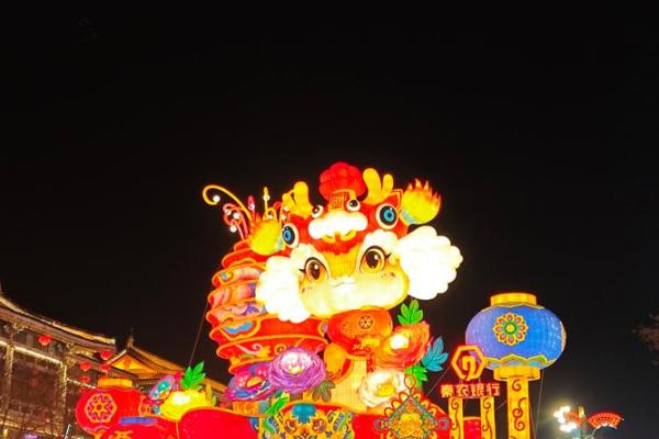 端午节,五彩灯笼点亮传统的节日气息 端午节,五彩灯笼点亮传统的节日气息