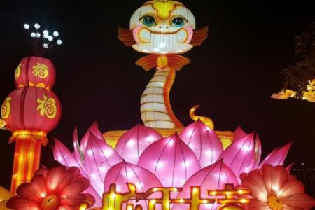 端午节，五彩灯笼点亮传统的节日气息