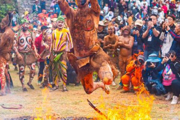 彝族火把节:传承千年的传统习俗与文化 彝族火把节:传承千年的传统习俗与文化