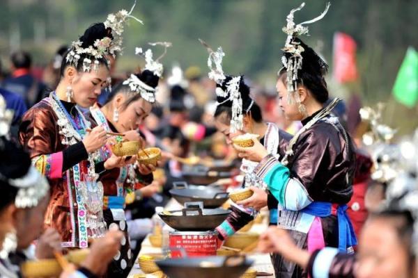 苗族节日里的传统习俗与家庭团聚