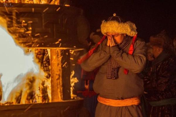 蒙古族的夏季祭火节:探寻草原上的生命力量 蒙古族的夏季祭火节:探寻草原上的生命力量