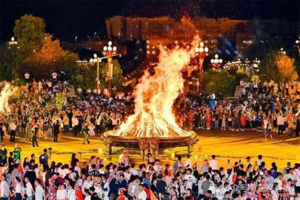 蒙古族的夏季祭火节:探寻草原上的生命力量 蒙古族的夏季祭火节:探寻草原上的生命力量